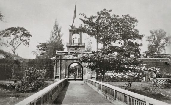 Cửa Tiền Thành Sen.png
